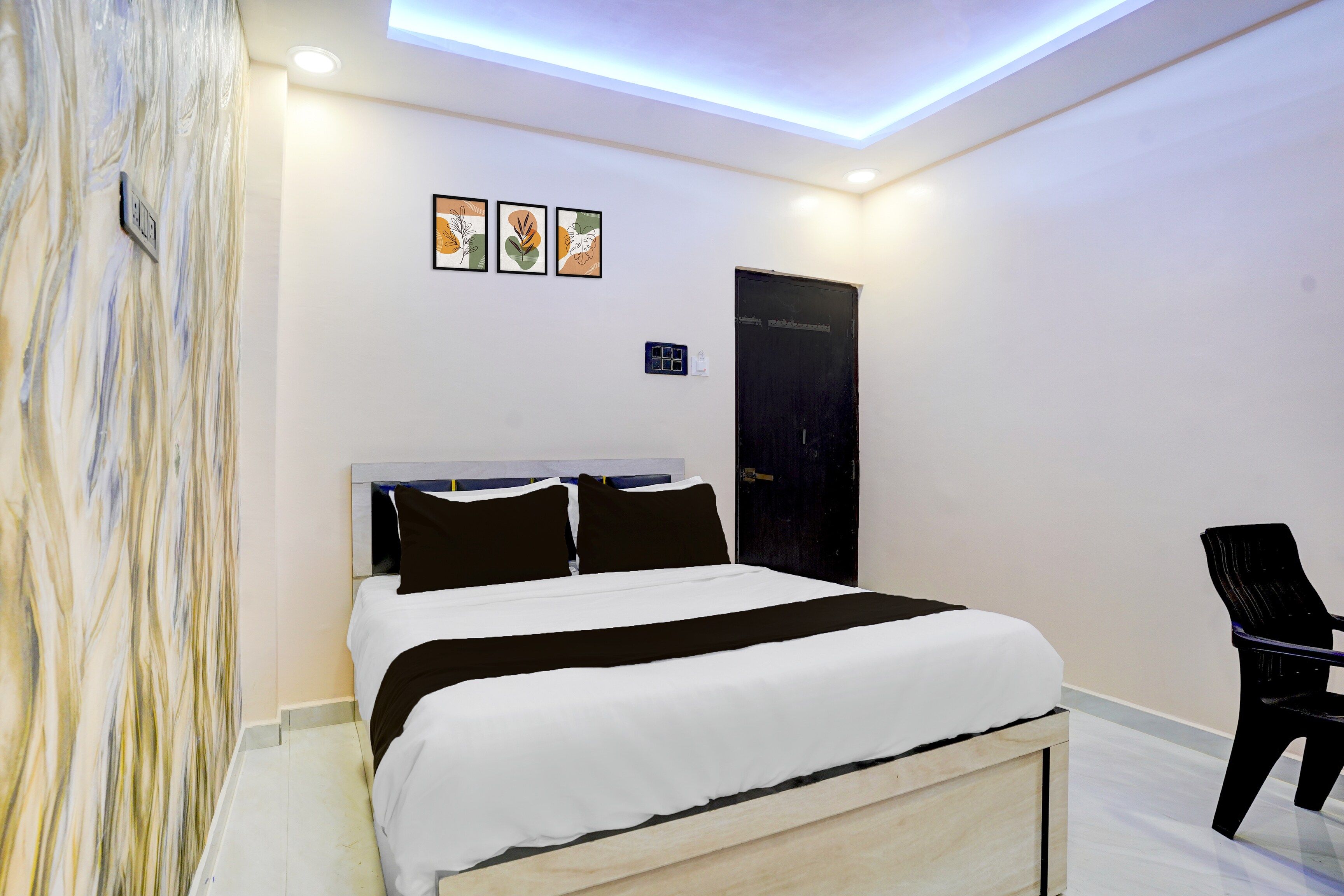Une chambre à coucher moderne avec un lit, une chaise et une porte.