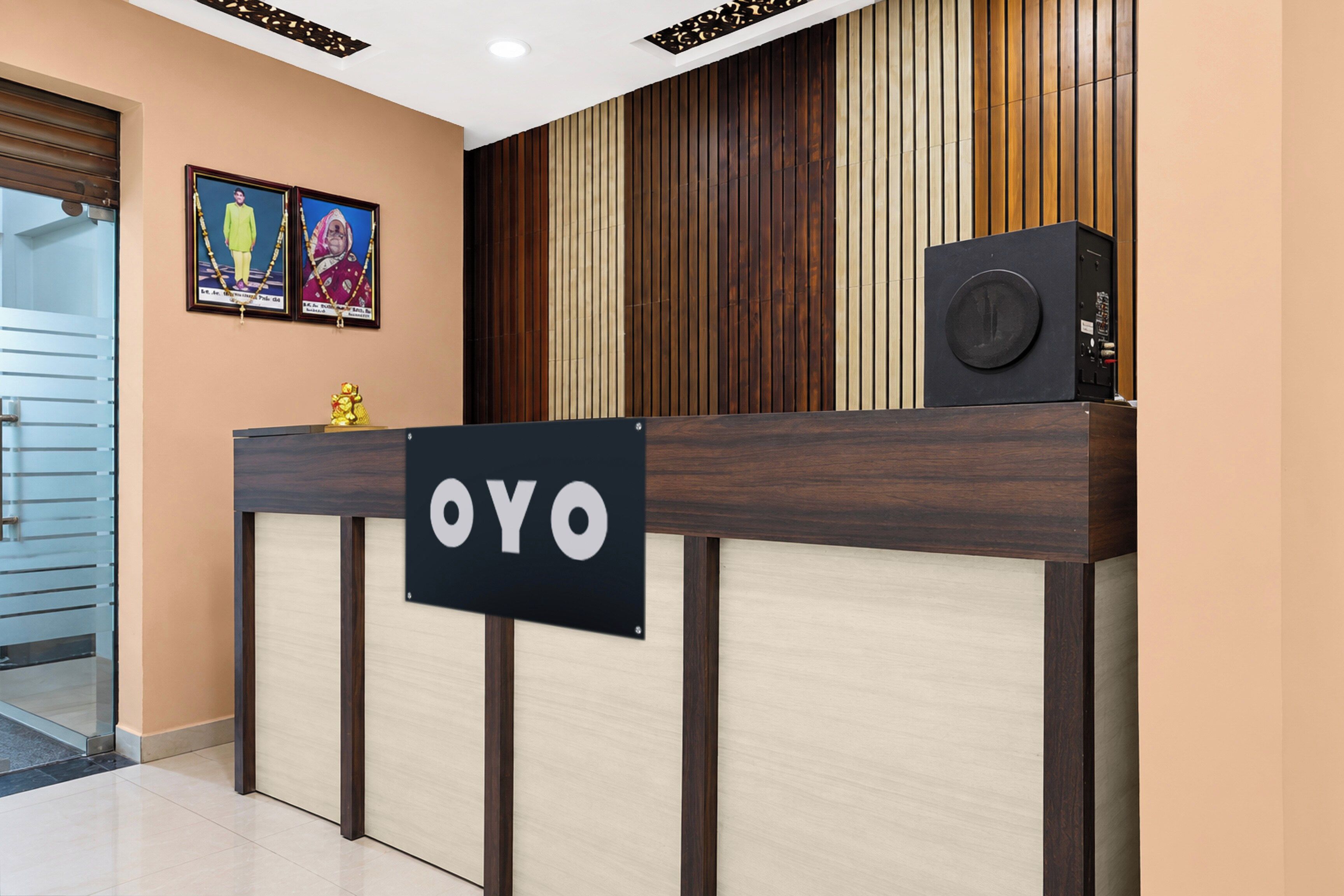Una taquilla de recepció amb un cartell que diu 'OYO' i un altaveu a dalt.