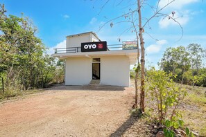 Un edificio de dos pisos con un cartel que dice 'OYO Hotel Lake Nature Valley'.