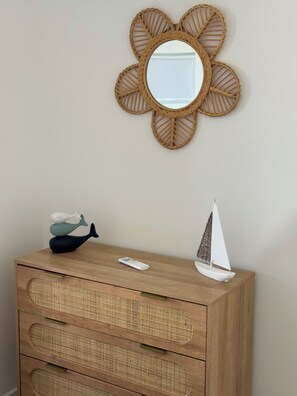 A wooden dresser with woven drawers and a mirror with a woven frame. - New Listing (Canet-en-Roussillon)