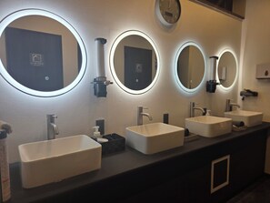 Bathroom - HOTEL GALAXY POD KoshigayaEkimaeten (koshigaya)