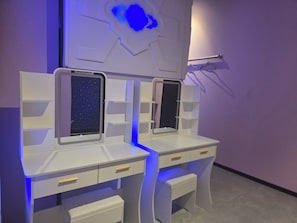 Una habitación con dos escritorios, cada uno con un monitor de computadora y un teclado.