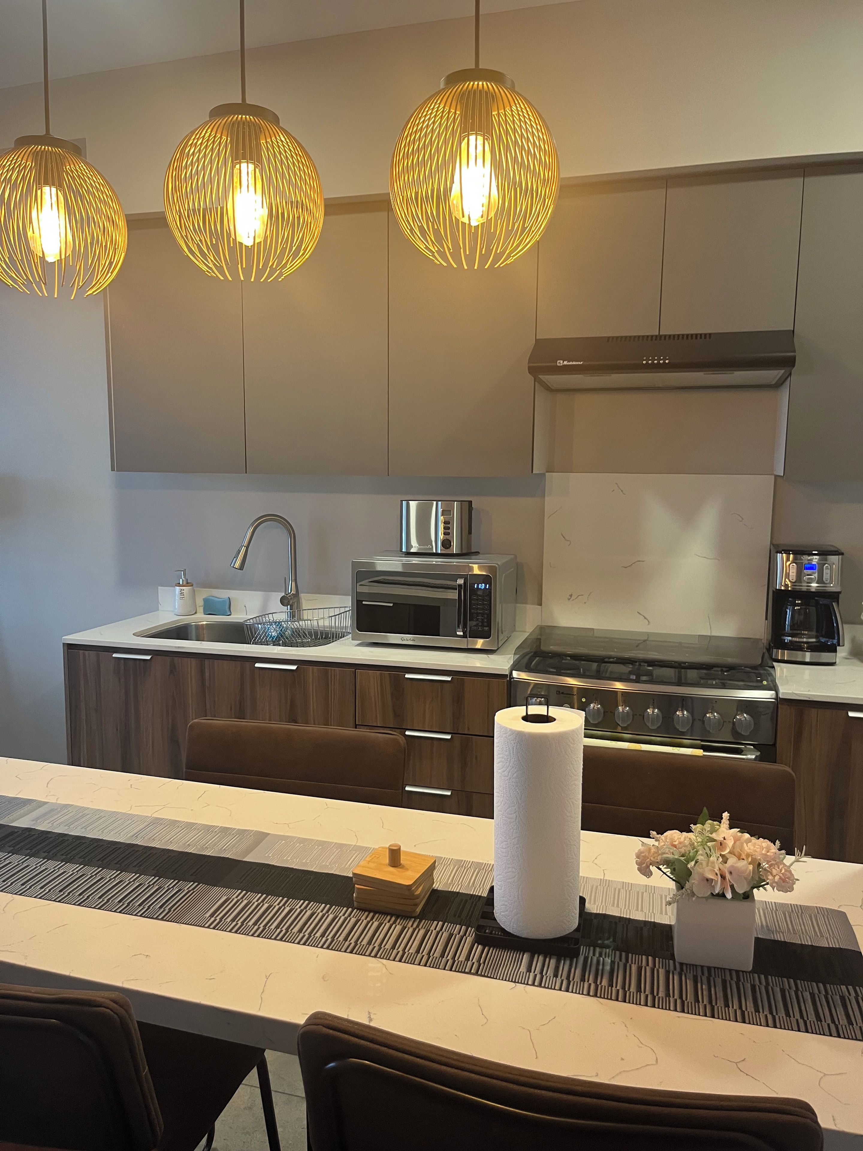 Una cocina moderna equipada con microondas, tostadora y estufa.