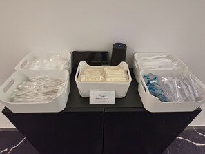 Een tafel met drie witte plastic bakken met verschillende tandheugels.