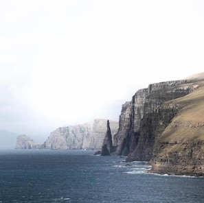 A coastal landscape with cliffs and the sea. - Innaridalur 19 (Skálavík)