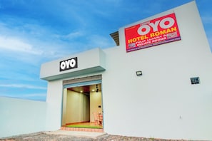 A building with a sign for OYO Hotel Roman, indicating it is a hotel with luxury and deluxe rooms. - Hotel O by OYO Roman Inn (Nagpur)
