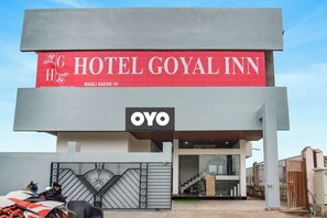 Un hotel llamado 'Hotel Goyal Inn' con un letrero llamativo y el logotipo de 'OYO'.