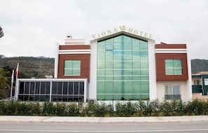 Um edifício moderno de hotel com uma placa de destaque que diz 'VIONA HOTEL'.