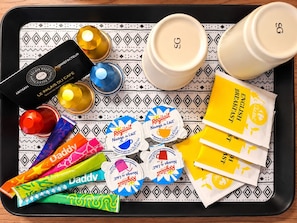 Un plateau contenant divers aliments, notamment du yaourt, des aliments pour bébés et une boîte de lait infantile en poudre.