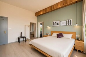 A bedroom with a large bed, bedside tables, a wardrobe, and a door. - Wuyuan Jianwai Rill Wild Homestay (Shangrao)