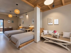 A hotel room with two beds, a dining table, and a seating area. - Wuyuan Jianwai Rill Wild Homestay (Shangrao)