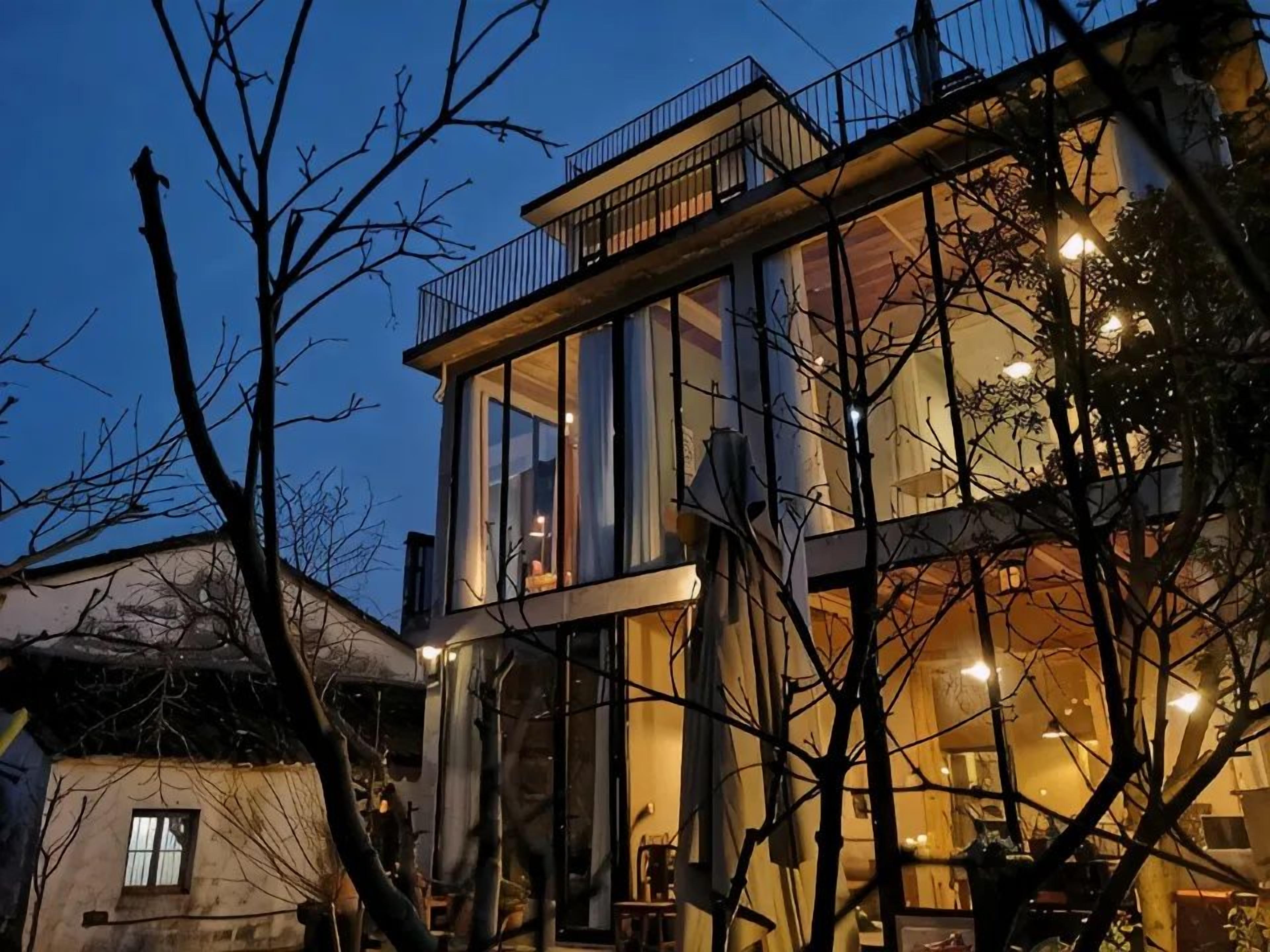 Un edificio moderno con ventanas amplias y un balcón.