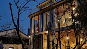 Un edificio moderno con ventanas amplias y un balcón.