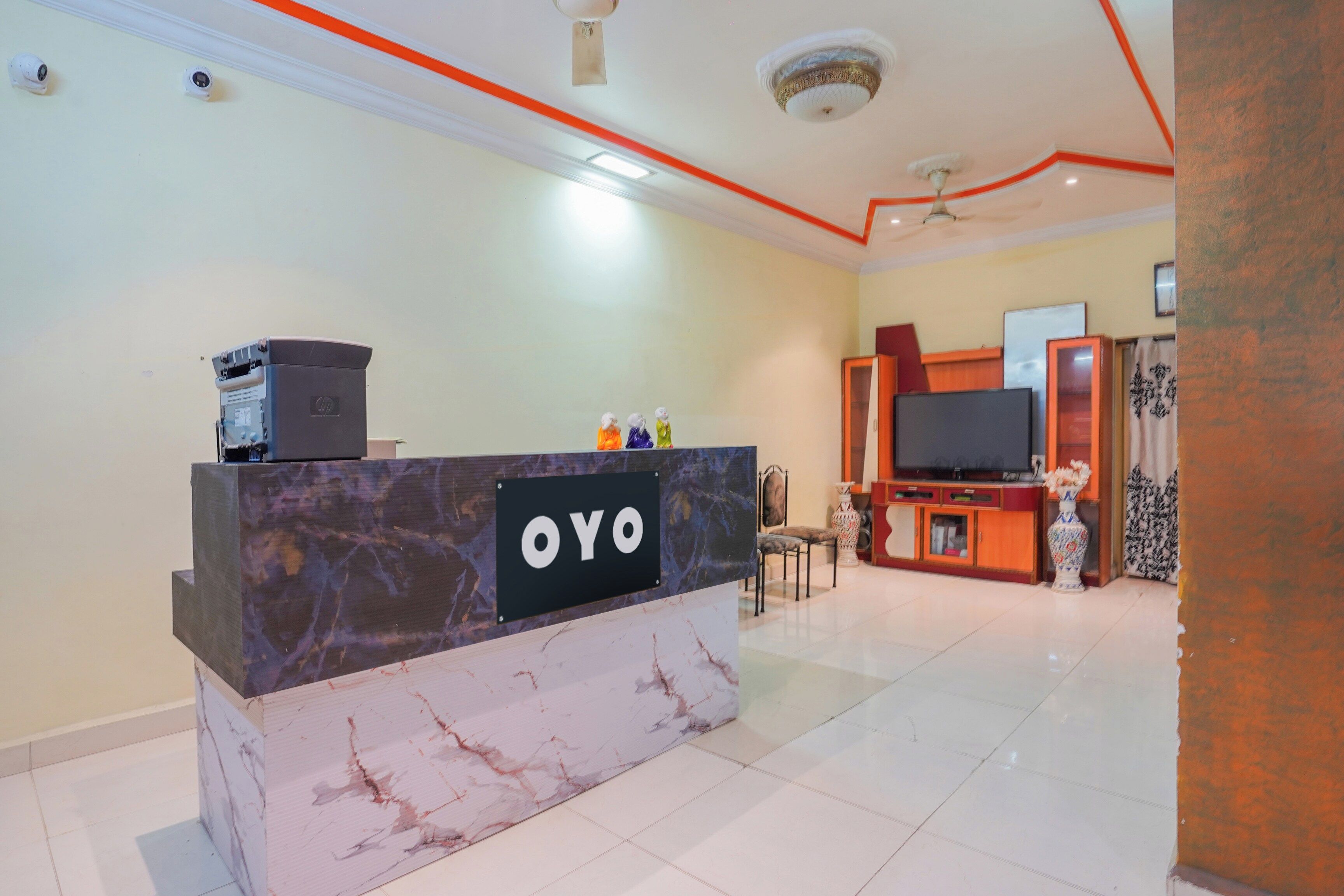 En receptionsdisk med en sockel av marmor och en skylt med texten ”OYO”.