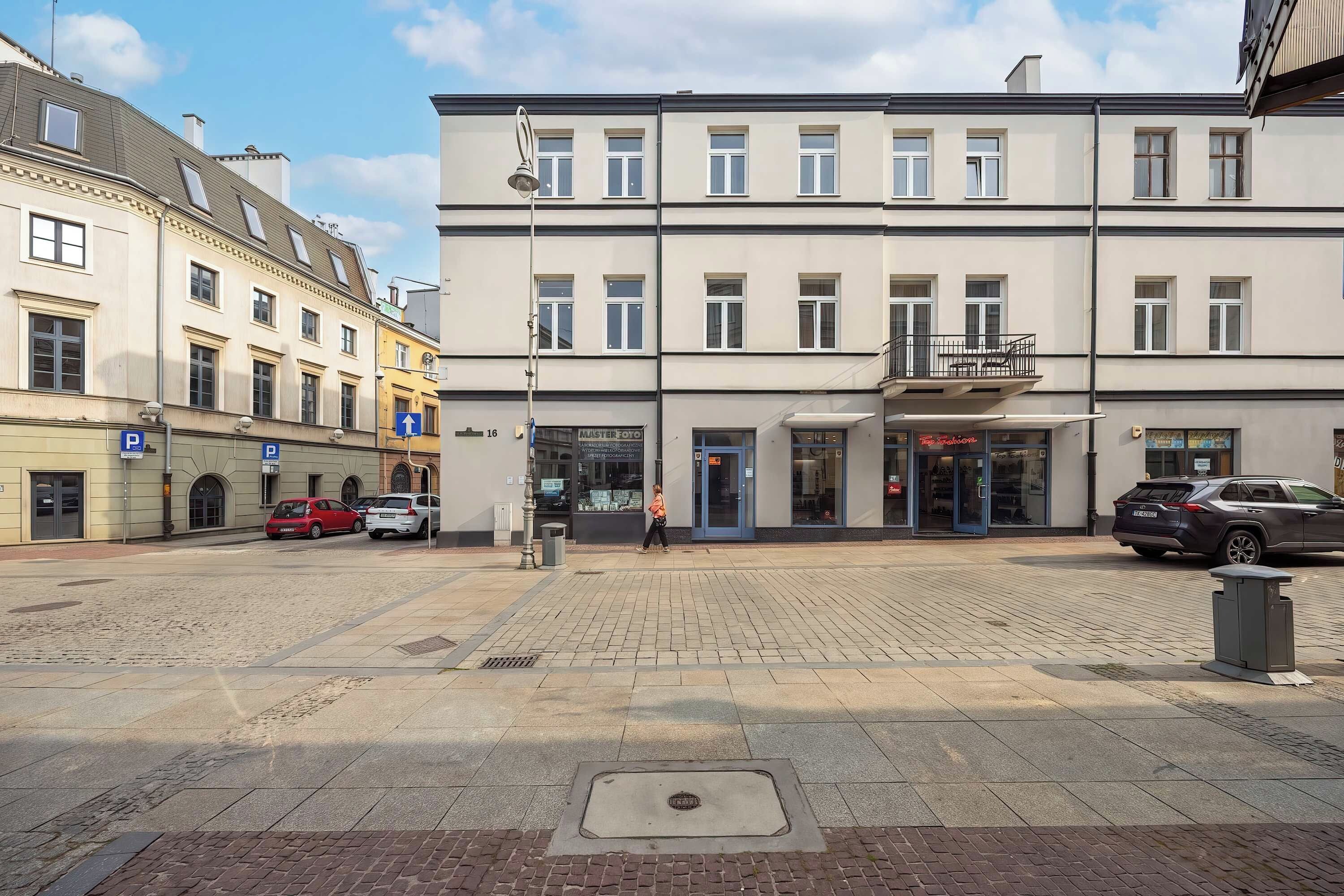 Ein mehrstöckiges Gebäude mit einem Geschäft im Erdgeschoss und einem sichtbaren Eingang.