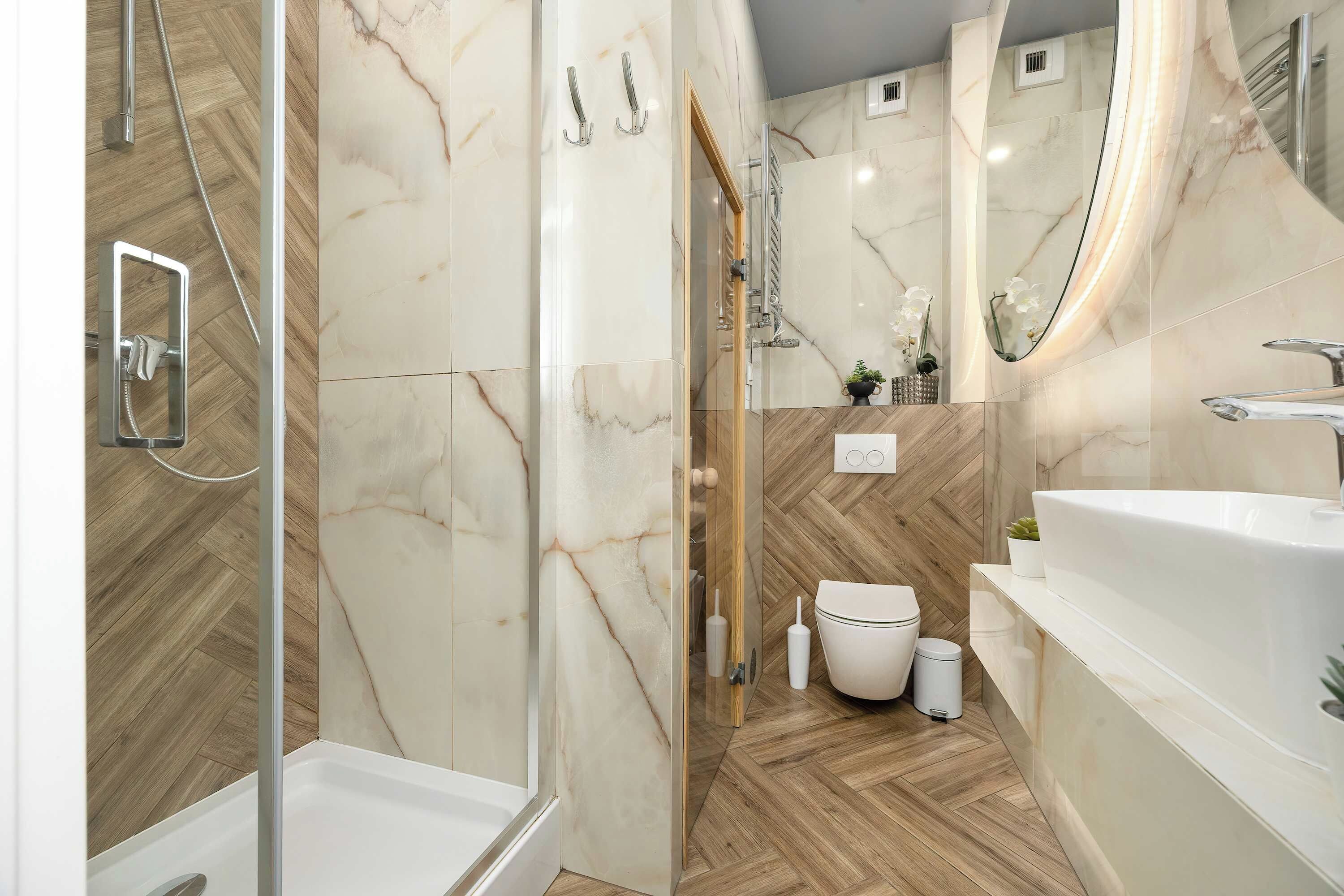 Ein modernes Badezimmer mit Dusche, Toilette und Waschbecken.