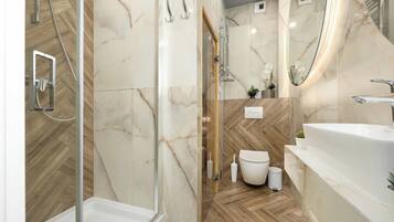 Ein modernes Badezimmer mit Dusche, Toilette und Waschbecken.
