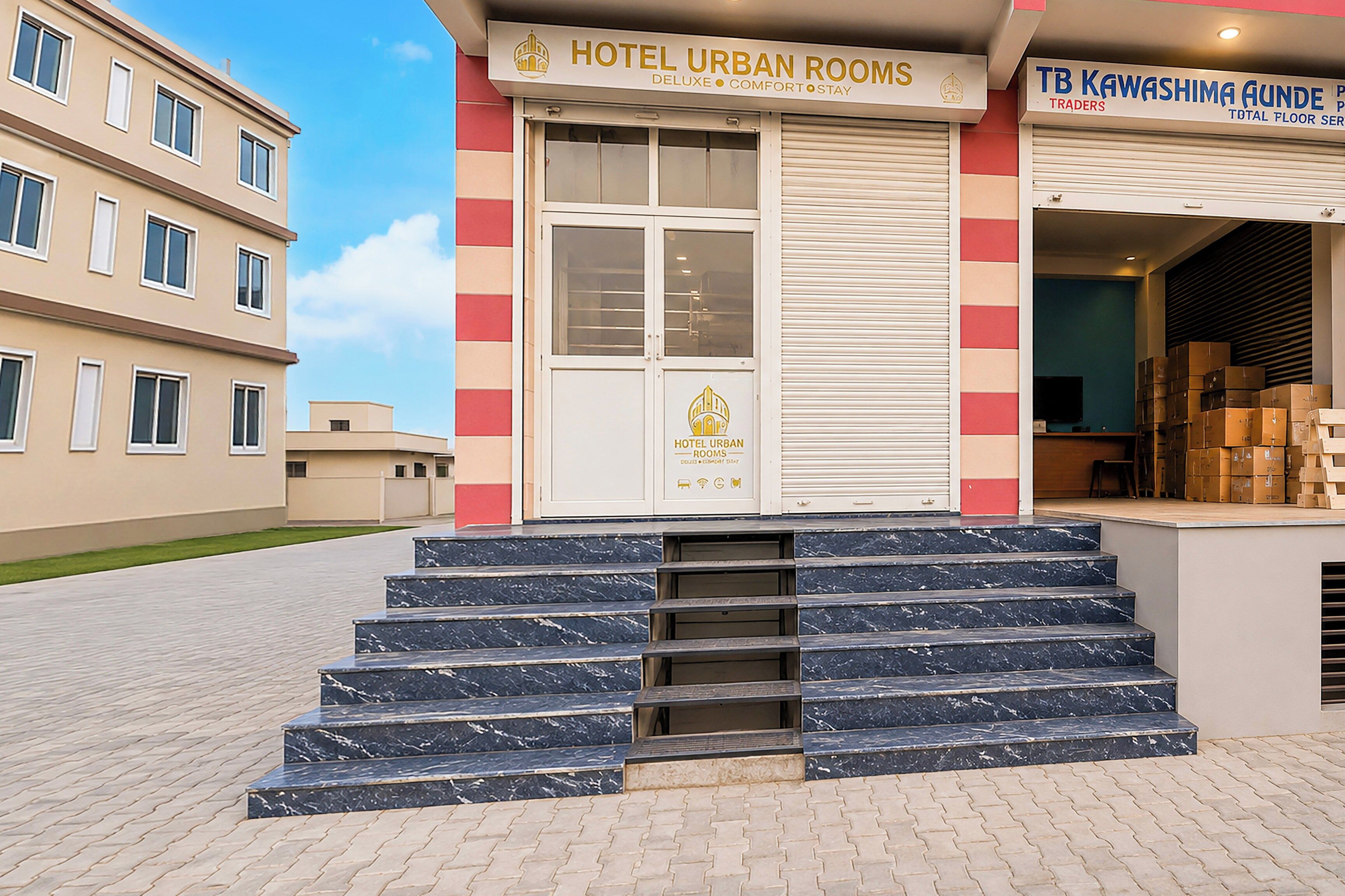 L’entrée d’un hôtel, avec une enseigne indiquant « HOTEL URBAN ROOMS » et une porte à volets fermés.