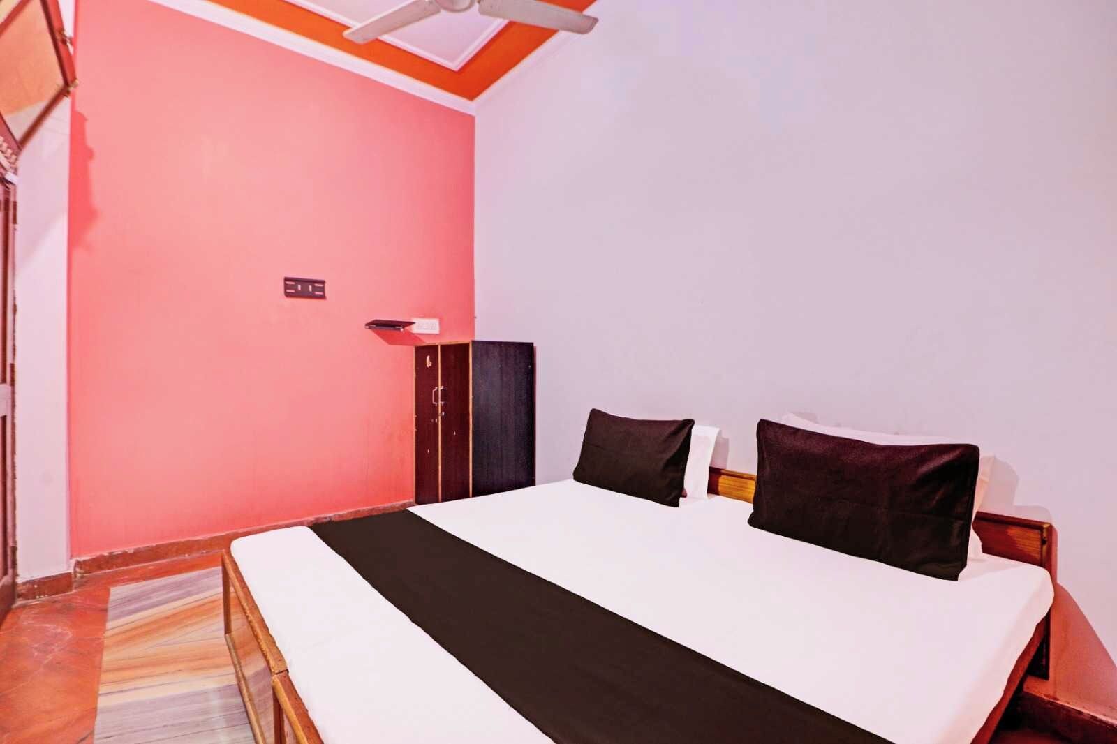 Quarto com cama, guarda-roupa e escrivaninha.