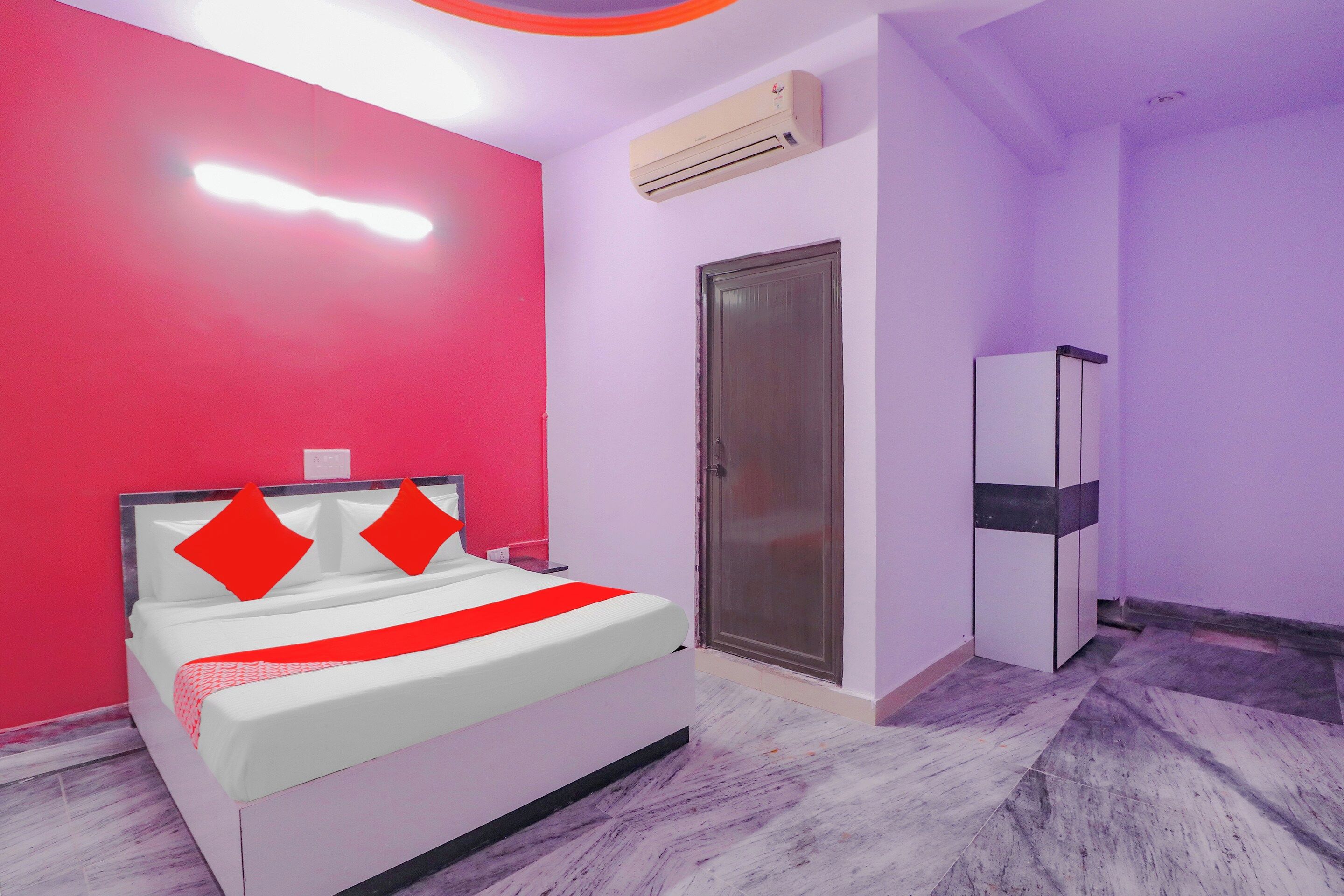 Una camera d'albergo con un letto, un armadio e un condizionatore d'aria.