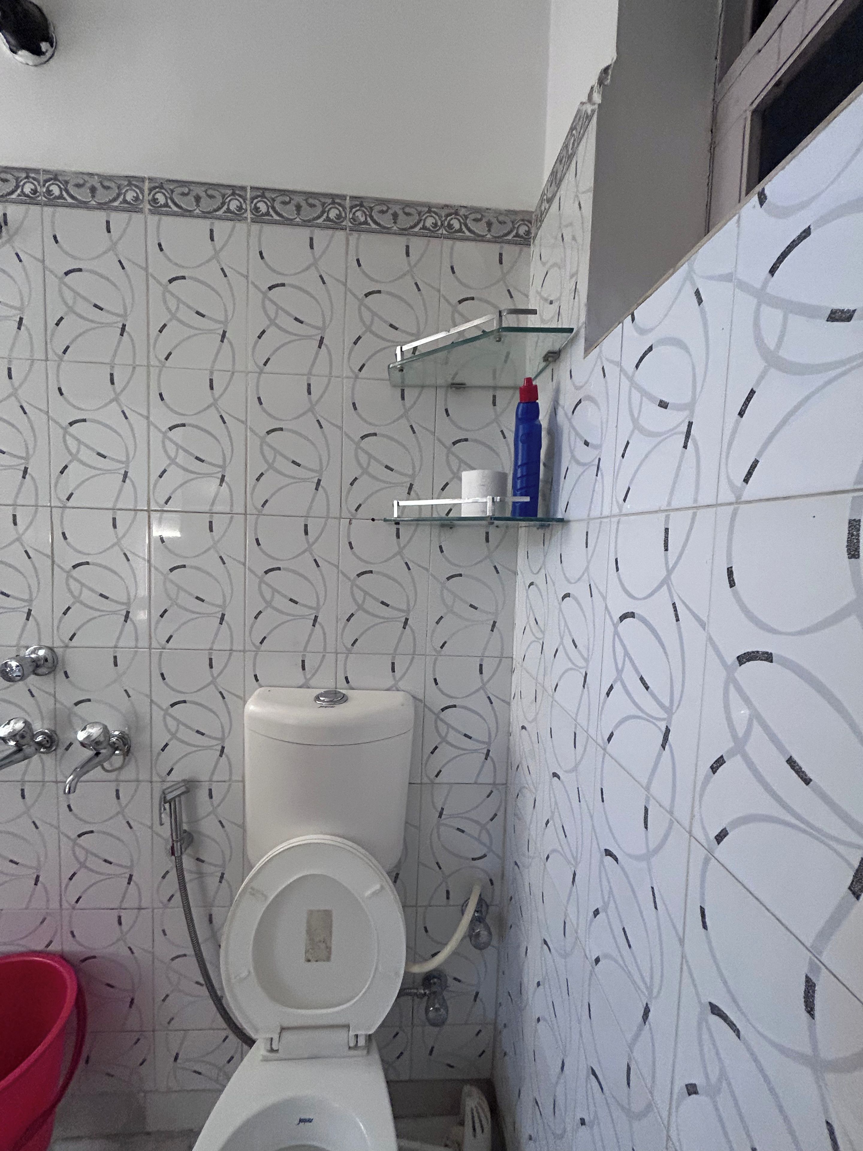 Un baño con inodoro, ducha y lavamanos.