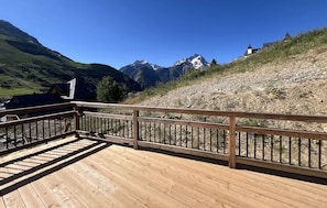 A wooden deck with a metal railing overlooking a mountainous landscape. - Chalet des 3 Ours 11p 3 Levels (Les Deux Alpes)