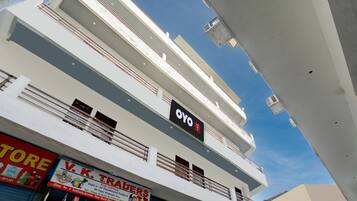 Un edificio de varios pisos con un letrero que indica 'OYO Hotel', señalando que hay un hotel en los niveles superiores.