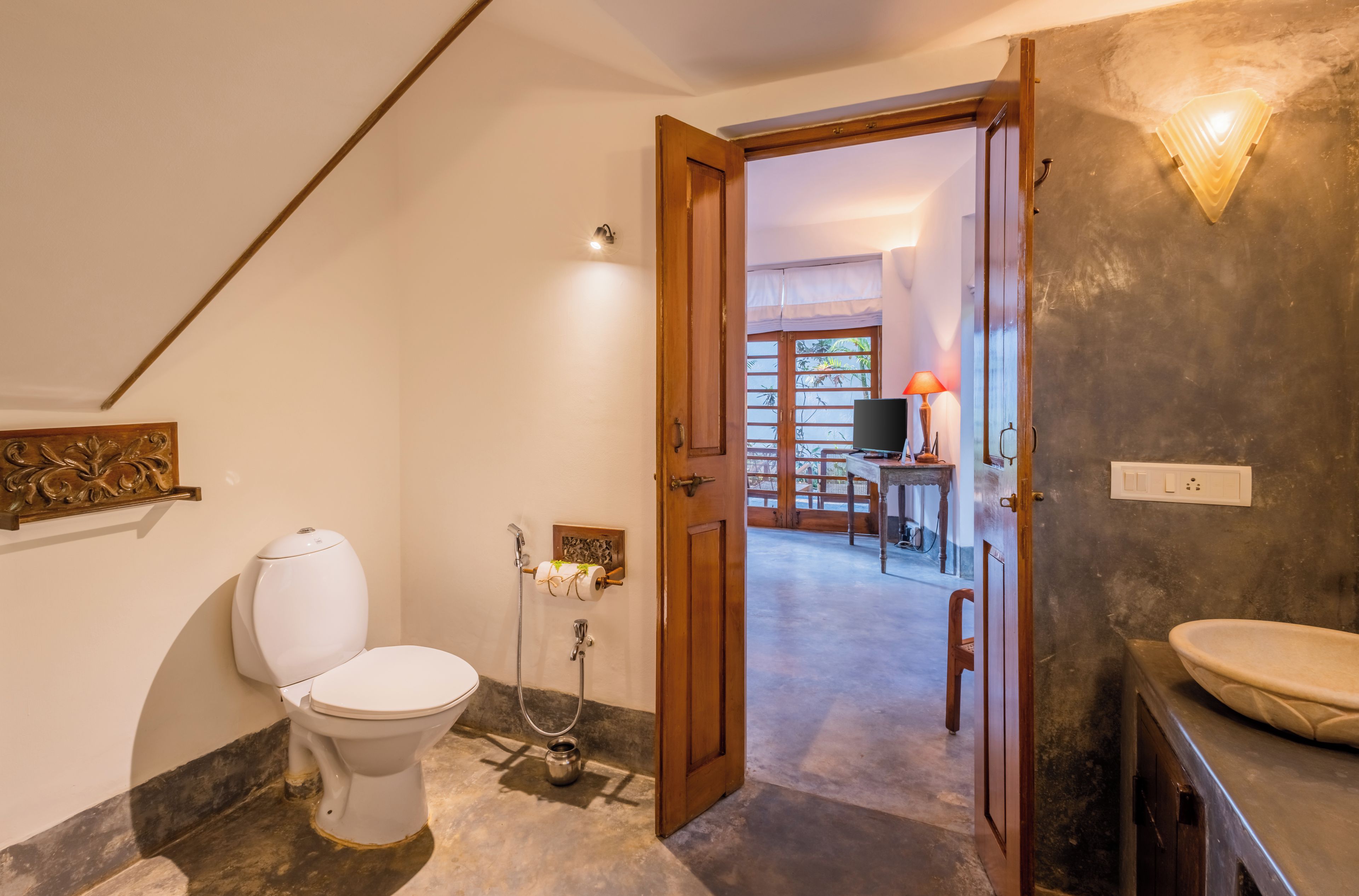 Un baño con inodoro, ducha y lavamanos.
