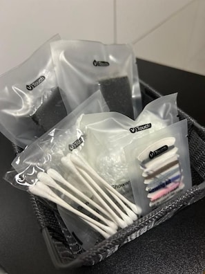Un conjunto de artículos de aseo en una cesta negra tejida.