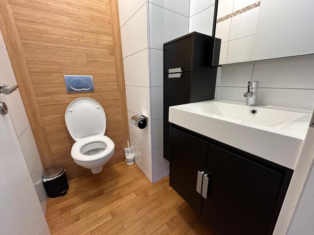 Un baño con inodoro, lavabo y armario.