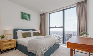 Room -  Luxury 3 Bed Serviced Apartment | 46th Floor Water Views | Pool, Spa & Sky Bar (London)
