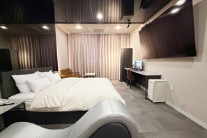 A hotel room with a bed, a desk, a chair, and a television. - SUWON 3S HOTEL STAR (HOMAESIL) (Suwon)