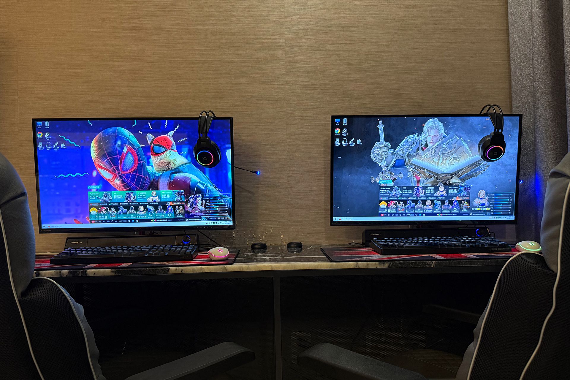 Zwei Computermonitore auf einem Schreibtisch mit Gaming-Zubehör, was auf einen Gaming-Einrichtung hindeutet.