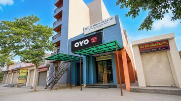 Een hotel met een modern design, een bord met Hotel Moonville 101 Metro en een gevel van Royal Glass Aluminum & SAI Refrigeration.