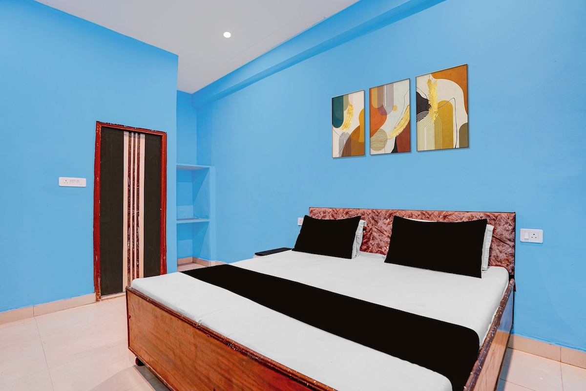 Une chambre à coucher comprenant un lit, une armoire et trois œuvres d’art accrochées au mur.