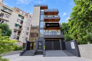 A multi-story building with a prominent 'OYO TOWNHOUSE' sign. - Hotel O VINTAGE VAULTS (Noida)