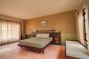 A hotel room with a bed, a chair, a desk, and a picture on the wall. - Dreamville Beach Homestay (Hoa Hiep)