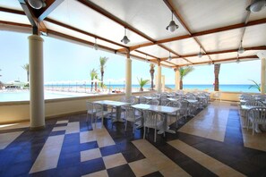 Outdoor dining - Omar Khayam Resort & Aqua Park   (Hammamet)