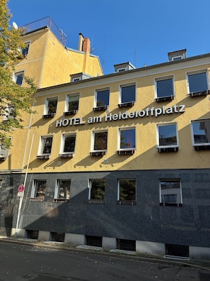 Un edificio de hotel con múltiples ventanas y un letrero que dice 'HOTEL am Heidelbergplatz'.