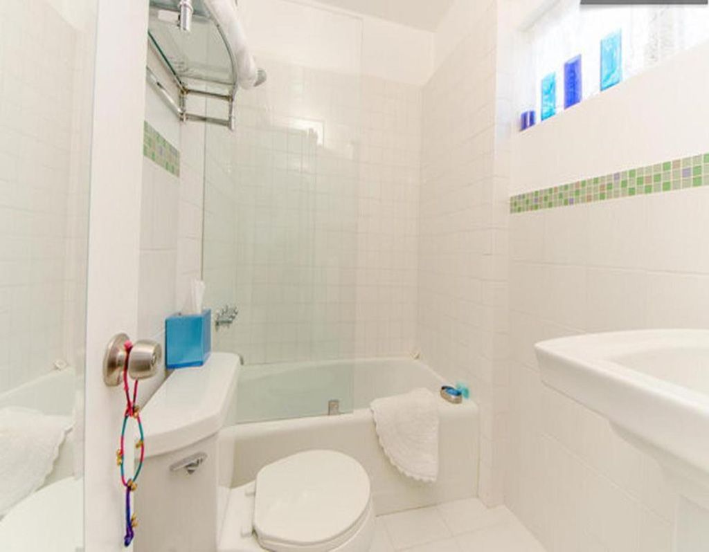 Ein Badezimmer mit Toilette, Badewanne und Dusche.