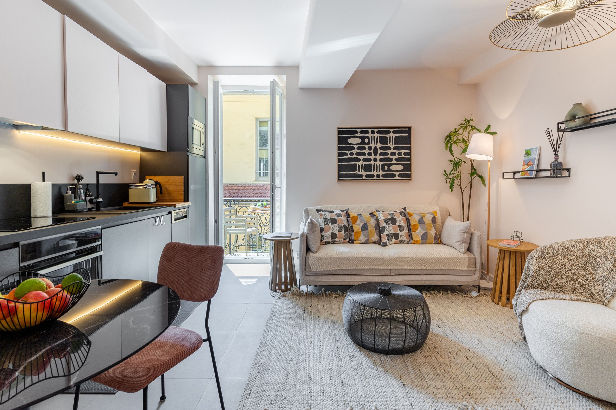 Un appartement moderne comprenant une cuisine, un coin repas et un salon.