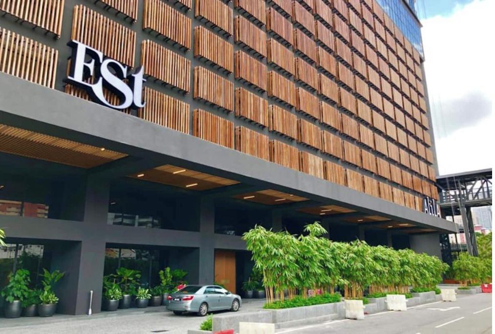 Exterior, Lobby, Valet Service and Alila Hotel Entrance (far right)
