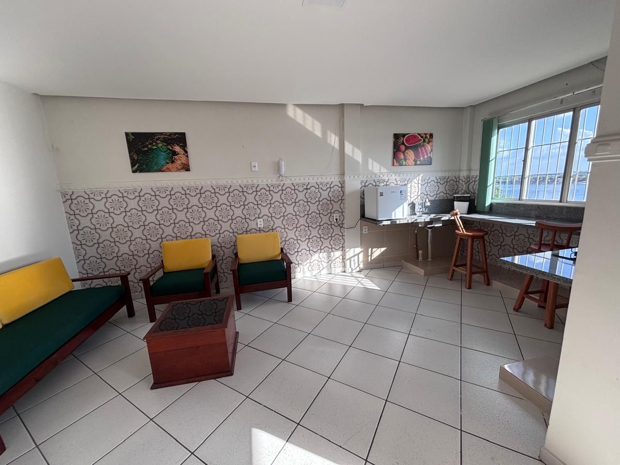 Una habitación con sofá, una mesita y un televisor.