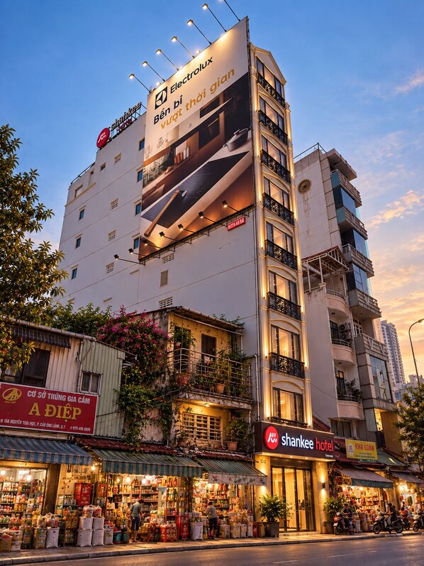 A multi-story building with a prominent Electrolux sign, a Shankee hotel, and various shops on the ground floor. - SHANKEE Hotel Nguyen Thai Hoc (Ben Thanh)