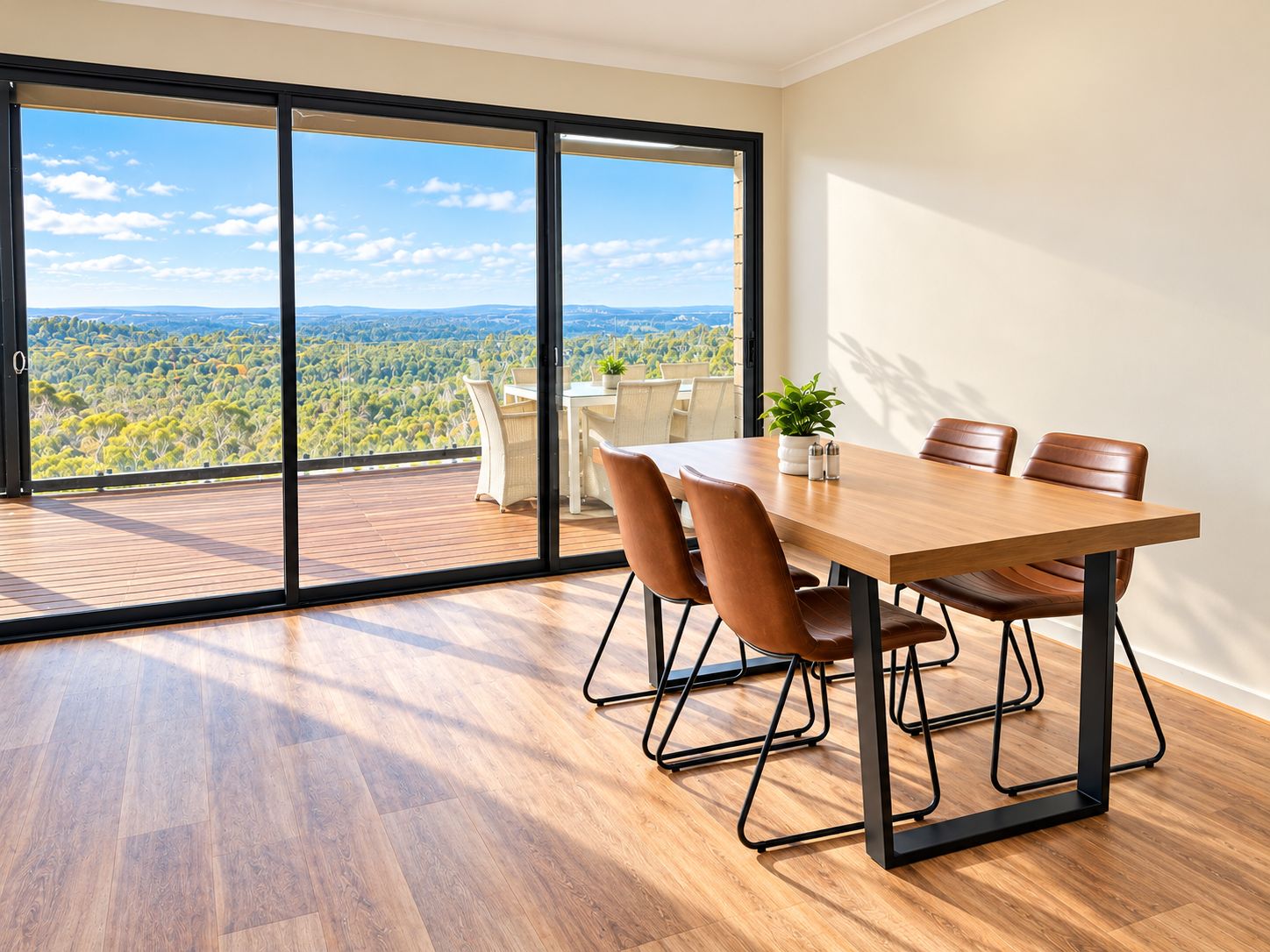 Un espace de restauration moderne, doté d’une grande table, de chaises et offrant une vue grâce à de larges baies vitrées.
