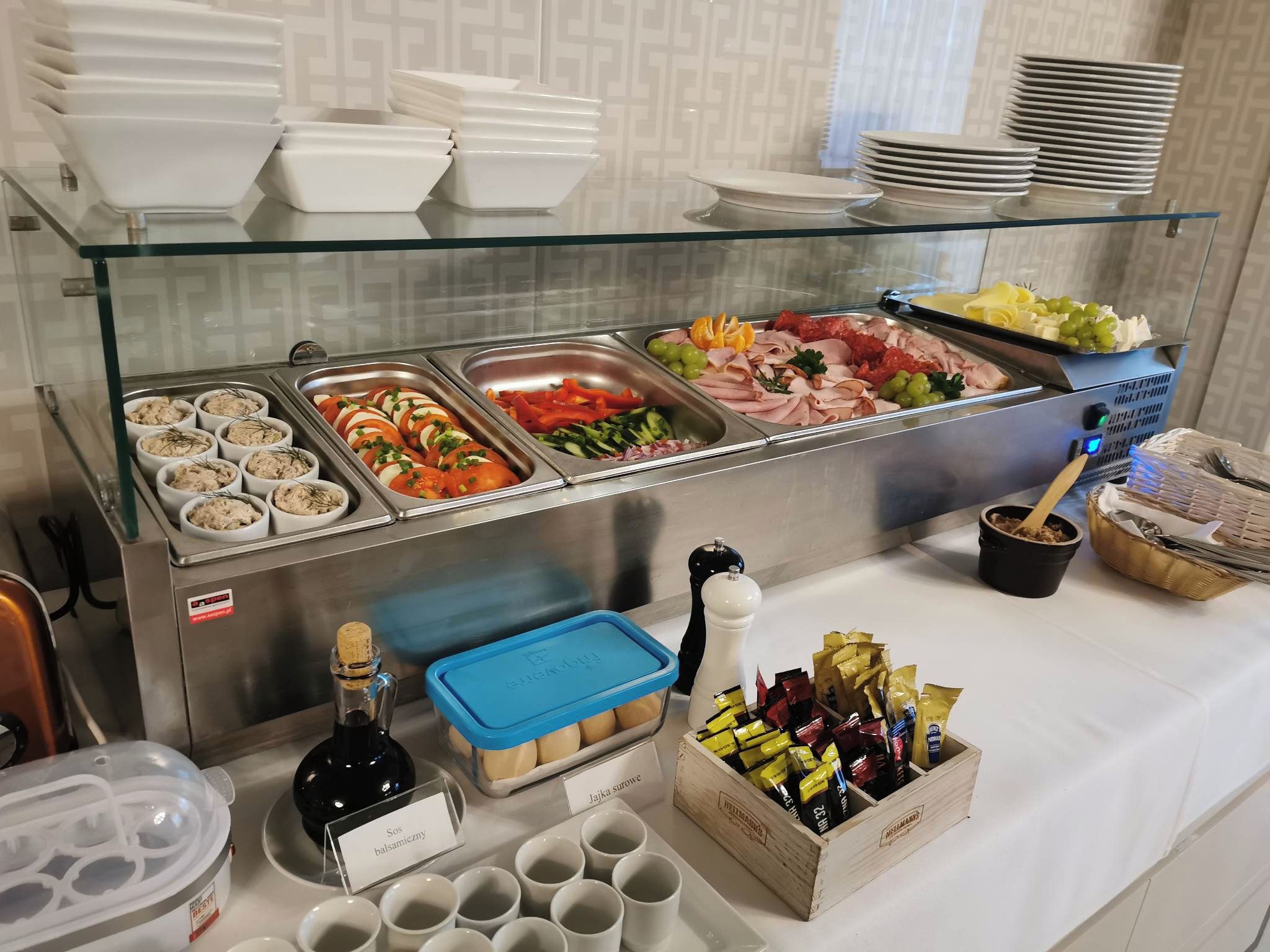 Un buffet proposant une variété de plats, notamment des viandes, des fromages et des légumes.