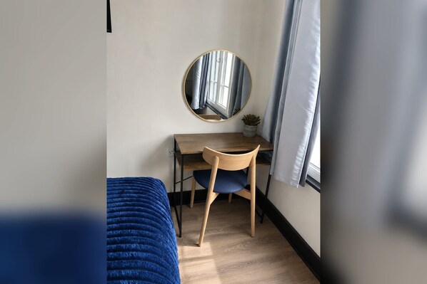 Bedroom 2 - Modern 2 Bedroom Apartment in Central Warrington (Warrington)