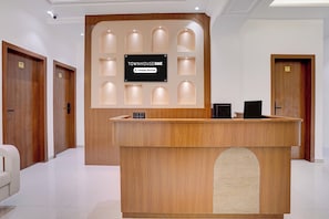 Una recepción con un letrero que dice 'TOWNHOUSE OAK' y 'Servicio de empresa'.