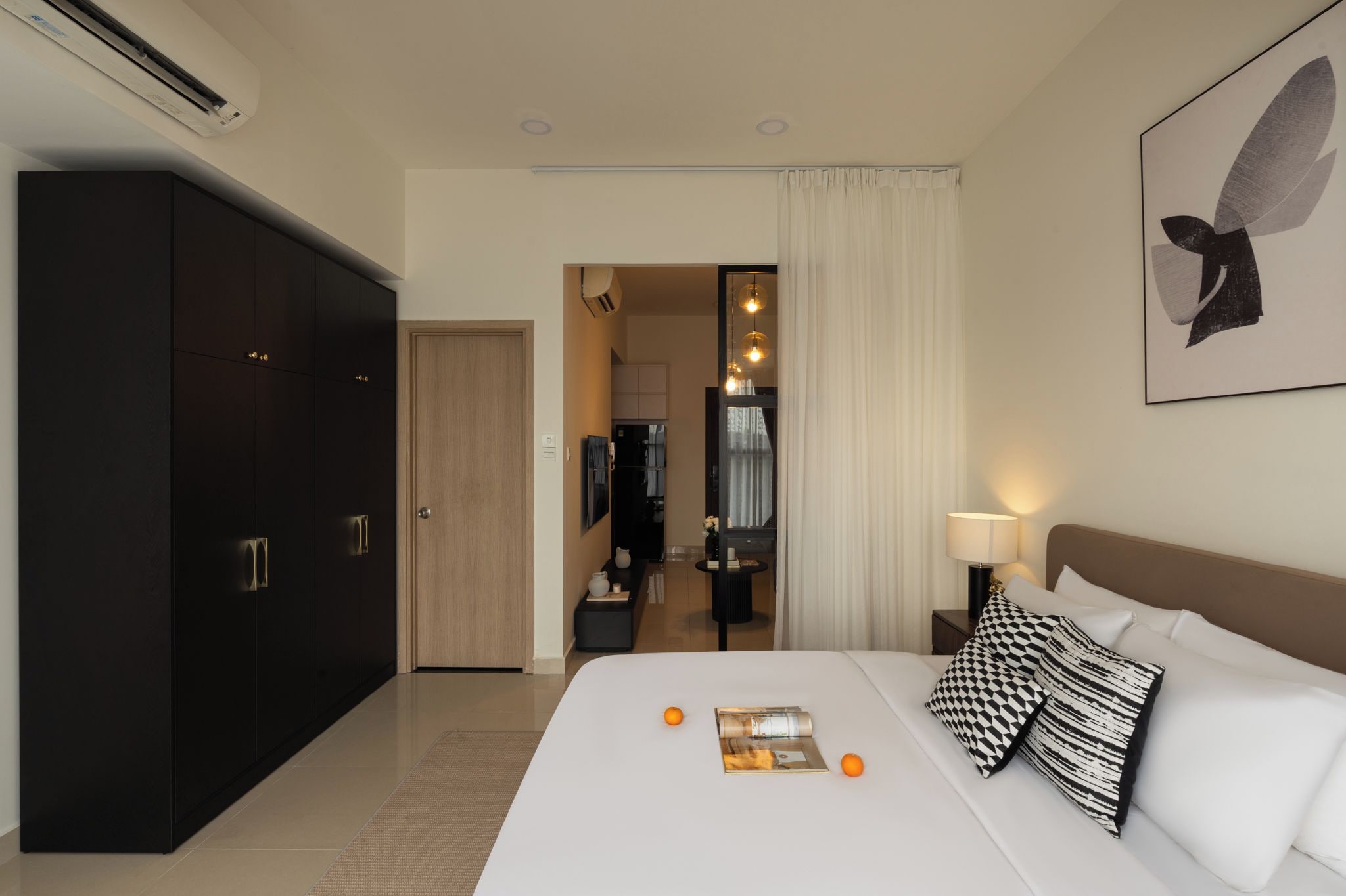 Una camera d'albergo con un letto grande, un armadio, un'area ristorazione e un bagno.