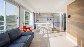 Eine moderne Küche mit Kochinsel, Einbauofen und Kühlschrank.
